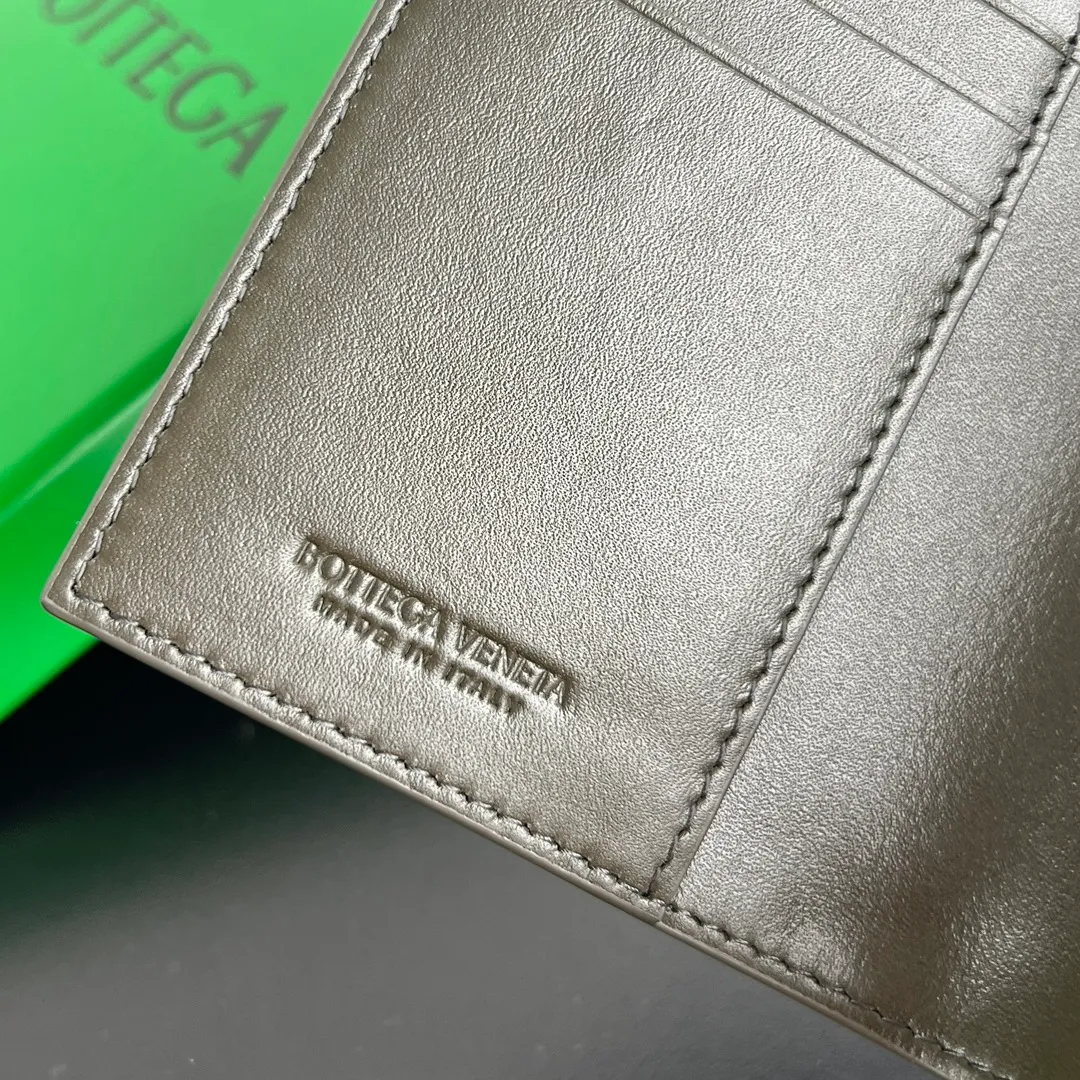 B’s new passport holder [let me see]. 607482 The classic woven element is the symbol of bv, made of cowhide. It is soft to the touch and durable. In addition to the passport, it can also hold cards, documents and a small amount of cash. It is small and exquisite. The country is open. It is a must-have item for the passport holder. It is super suitable for travel. Woven is the eternal classic of the brand. Size: 13.3x9.5, P580